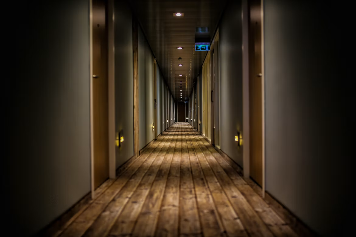 Hótelgangur með innfelldri lýsingu